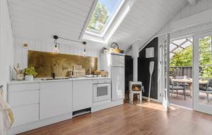 2 Bedroom Gorgeous Home In Glesborg