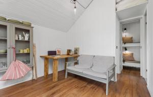 2 Bedroom Gorgeous Home In Glesborg