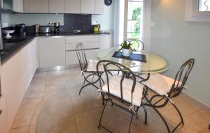 Maisons de vacances Stunning Home In Morieres-Les-Avignon : photos des chambres