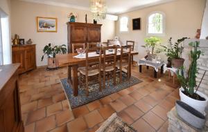 Maisons de vacances Stunning Home In Morieres-Les-Avignon : photos des chambres