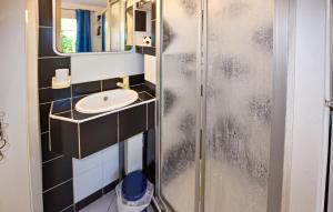 Maisons de vacances Stunning Home In Morieres-Les-Avignon : photos des chambres