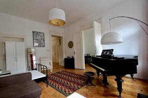 Grand Piano at Astoria