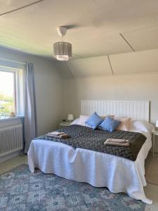 Cosy Home with River Views, Sauna & Gym