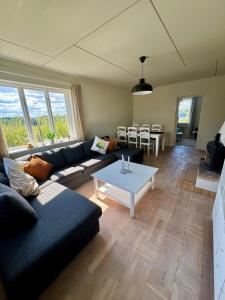 Cosy Home with River Views, Sauna & Gym