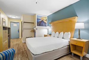 Queen Room - Mobility Access/Non-Smoking room in Days Inn by Wyndham Woodland