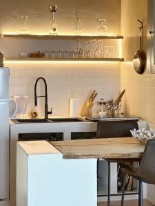 SANDS Apartment with lake view garden and pool