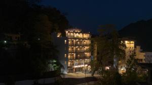 Perfectstayz Premium Mystic falls with Rooftop Pool & Cafe