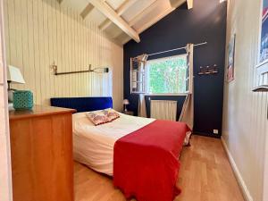 Maison familiale avec piscine au Cap Ferret Gîte chaleureux 5 chambres idéal pour familles avec enfants Proche plages pistes cyclables et forêt Calme confort et nature pour des vacances inoubliables proche Arcachon