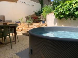 Villas Maison de charme, City center, green setting : Villa 3 Chambres