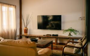 Luxury Wooden Villa in a Secret Garden Downtown