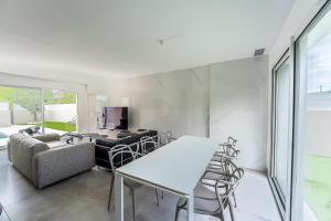 Villa climatisée avec piscine et stationnements