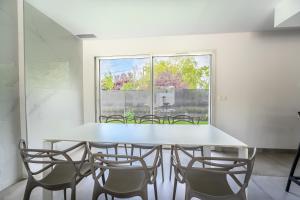 Villa climatisée avec piscine et stationnements