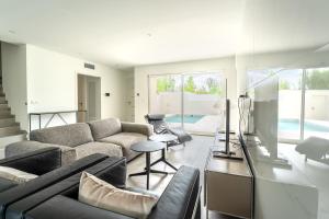 Villa climatisée avec piscine et stationnements