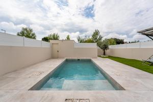 Villa climatisée avec piscine et stationnements