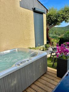 Petit Havre de Paix avec Jacuzzi Luxe & Jardin Privatif Zen