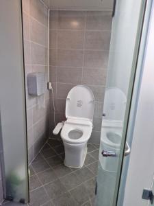 Mark Minbak 5th floor 602