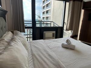 Sunset View 1 BR with balcony FREE Pool&Gym Access