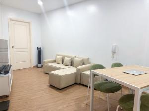 Minimalist 1 Bedroom Sunset View in Gramercy