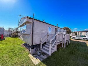 Lovely 6 Berth Caravan With Side Decking On Pakefield Holiday Park Ref 68032B