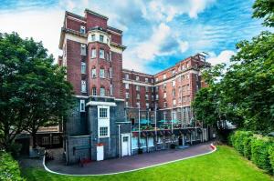 Double bedded private bedroom with ensuite