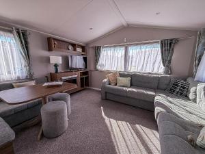 Lovely 8 Berth Caravan In Norfolk At Haven Hopton Holiday Park Ref 80055T