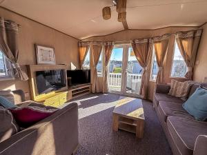 Fantastic Caravan With Decking At Haven Hopton Holiday Park Ref 80069G