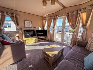 Fantastic Caravan With Decking At Haven Hopton Holiday Park Ref 80069G