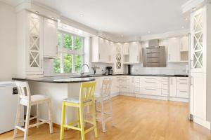 4-Bedroom Apartment with Balcony
