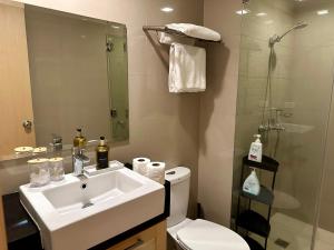 Amazing Sunrise Venice Grand Canal Balcony, Xbox Series X console with Game Pass Ultimate, FREE coffee, Pool, Gym & Sauna, 5 mins to BGC