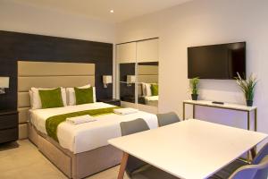 King Studio with Sofa Bed room in Hyde Park Superior Apartments