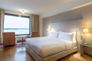 Deluxe King Room with Sea View room in Hilton Helsinki Kalastajatorppa