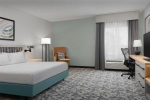 King Room with Bath Tub - Mobility Access room in Hilton Garden Inn Huntsville/Space Center