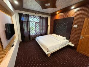 ROYALE PEAKS Sonamarg rd