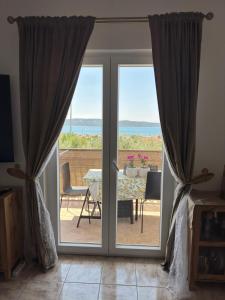 Dragon Paradise - Sea View, Jacuzzi & Sauna