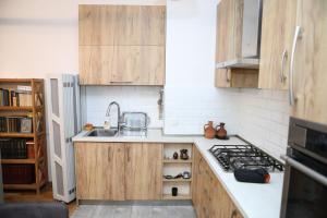 Cozy Flat near Metro with Balcony