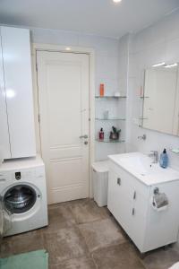 Cozy Flat near Metro with Balcony