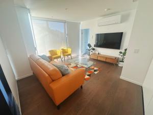 Prime CBD 3BR 2 free parking apartment next to canberra centre