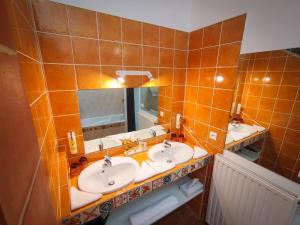B&B / Chambres d'hotes Le Mas de Gleyzes - Charme Authentique & Detente avec Piscine : Chambre Familiale Peralta