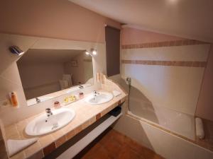 B&B / Chambres d'hotes Le Mas de Gleyzes - Charme Authentique & Detente avec Piscine : Chambre Double El Miura
