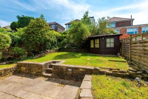 3 BR Property in Prestwich 15 mins from Manchester City Centre Garden Free parking Superfast WIFI Netflix