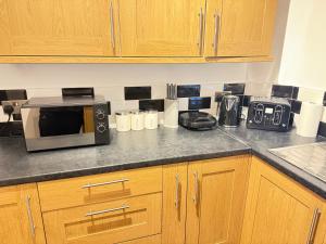 3 Bedroom House - Doncaster Serviced Accommodation - House-Close To Centre -A1 & M18 - Contractors - Business Travellers - Families