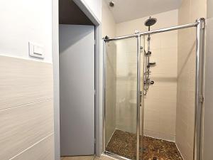 Maisons de vacances Le Parc Jean Edouard - Spa avec jacuzzi prive - Superbe villa 4 chambres - 9 couchages - 6 lits - Poele - Parking - Climatisation reversible- Terrasse ombragee et grand jardin : photos des chambres