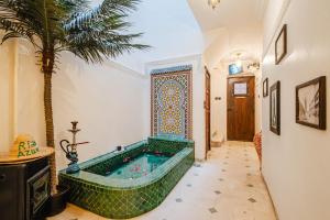 Riad - Jacuzzi, Breakfast & Vue Rooftop Médina , 5min walk Jemaa El Fnaa