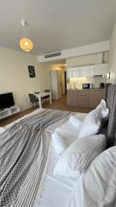 Квартира у моря с бассейном