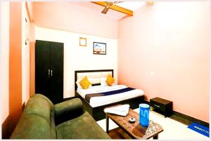 VARANASI HOTEL H R GUEST HOUSE Near Kasi Visawanath Temple & Ganga Ghat - #Free Wi-Fi #Room service #Parking #Fully Air conditioning #Premium Room In Varanasi