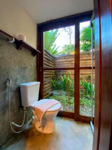 Chalé Completa com Cozinha e Estacionamento! Rio Privativo no quintal e Piscina I Descanse e Aproveite I 18 min do centro de Paraty e Praias