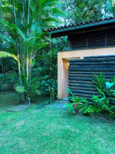 Chalé Completa com Cozinha e Estacionamento! Rio Privativo no quintal e Piscina I Descanse e Aproveite I 18 min do centro de Paraty e Praias