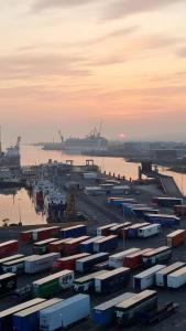 City Centre Top Floor w Balcony Sunset Views Pass the Keys