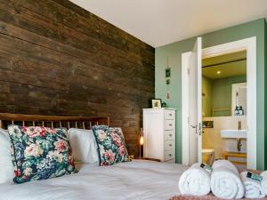 City Centre Top Floor w Balcony Sunset Views Pass the Keys