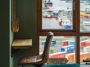 City Centre Top Floor w Balcony Sunset Views Pass the Keys